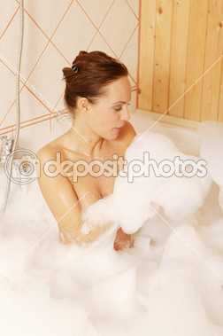 köpük küvette oynarken güzel çıplak kadın