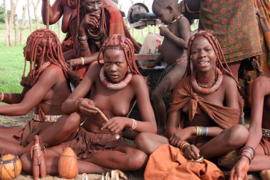 Himba kadınları