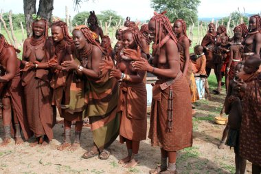 Himba kadınları