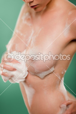 kadın çıplak bedenini kullanarak banyo süngeri