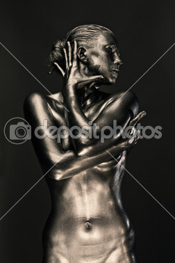 sıvı metal heykel gibi çıplak kadın