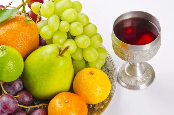 Fruit schaal met zoete wijnstok — Stockfoto