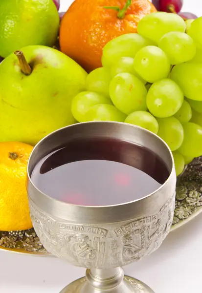 Фруктовая тарелка со сладкой виноградной лозой — стоковое фото