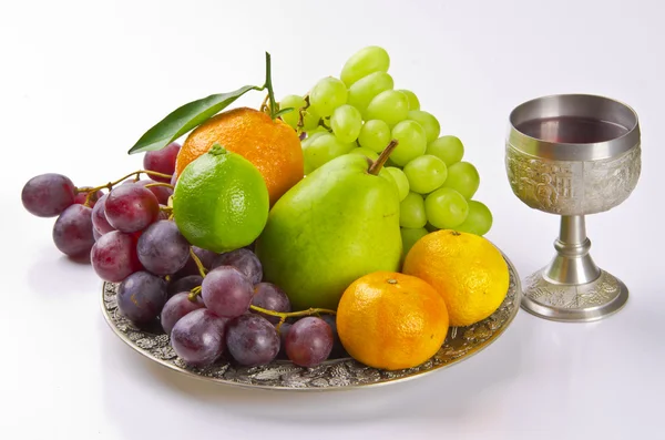 Фруктовая тарелка со сладкой виноградной лозой — стоковое фото