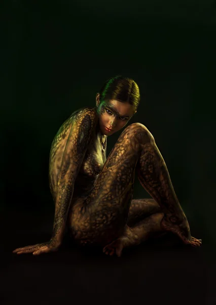 Brunette vrouw met lichaam kunst — Stockfoto