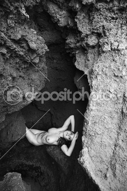 mağaranın içinde çıplak kadın.