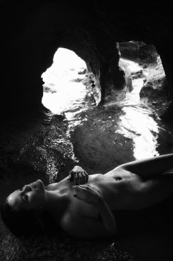 mağaranın içinde çıplak kadın.