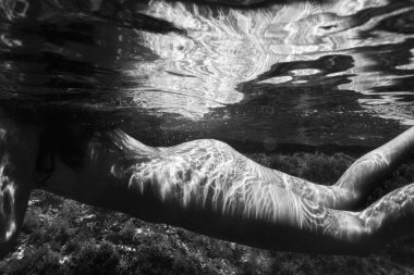 su altında çıplak kadın.