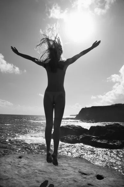 跳跃的裸体女人. — 图库照片