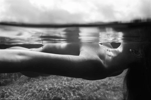 Naakte vrouw onderwater. — Stockfoto
